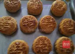 Illustration of making five-nut mooncakes 5