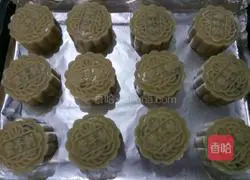 Illustration of homemade five-nut mooncakes 5