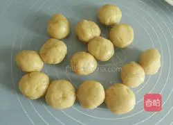 Illustration of how to make bean paste mooncakes 5
