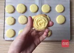 Illustration of how to make desktop macaron sponge ball cake 10