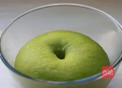 Illustration of how to make spinach sausage buns 7