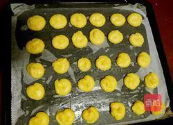 Illustration of making icing cream cookies 5