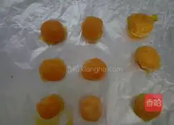 Illustration of how to make white lotus paste and egg yolk mooncakes 5