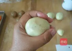 Illustration of how to make Cantonese white lotus egg yolk mooncakes 13