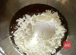 Cantonese bean paste and egg yolk mooncake recipe illustration 3