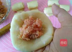 Illustration of how to make fresh meat mooncakes 10