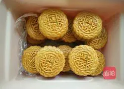 Illustration of how to make egg yolk and lotus paste mooncakes 19