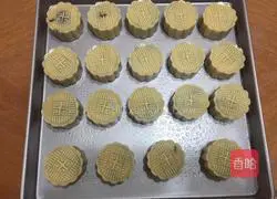 Illustration of how to make egg yolk and bean paste mooncakes 18