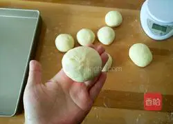 Illustration of how to make yogurt egg yolk buns 9