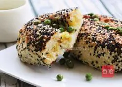 Illustration of how to make pineapple stuffed sesame soft European buns 18