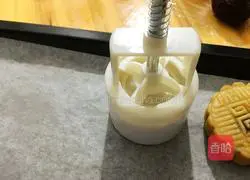 Illustration of how to make Cantonese bean paste and egg yolk mooncakes 15