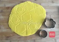 Illustration of how to make blueberry jam cookies 8