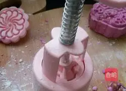 Illustration of how to make dragon fruit snow-skin mooncakes 9