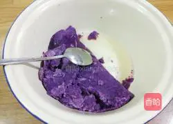 Illustration of how to make purple potato and bean paste mooncakes 1