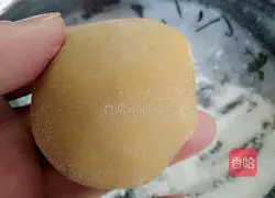 Illustration of how to make five-nut mooncakes 10