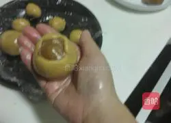 Lotus Paste and Egg Yolk Mooncake Recipe Illustration 12