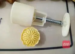 Illustration of how to make sweet potato cake with moon cake filling 9