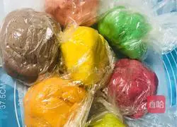 Illustration of how to make rainbow cookies 9