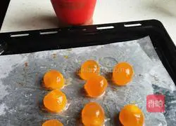 Illustration of how to make bean paste and egg yolk mooncakes 1