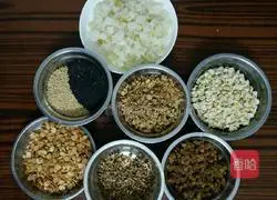 Illustration of how to make nut mooncakes 1