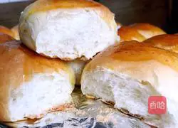 Illustration of making meat floss buns with bayberry sauce 17