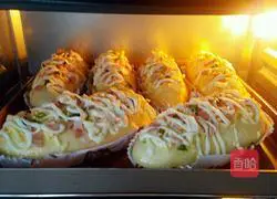 Illustration of how to make chives, bacon, cheese and meat floss bread 18