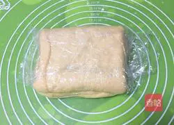 Illustration of how to make milk-flavored croissants 18