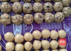 Illustration of how to make five-nut mooncakes 8