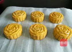 Illustration of how to make rose stuffed mooncakes 7