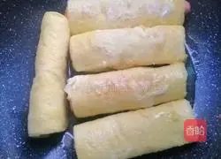 Illustration of how to make toast rolls 6