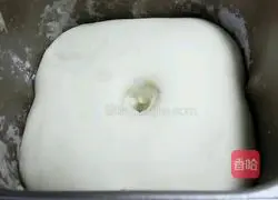 Illustration of how to make meat floss bread 7