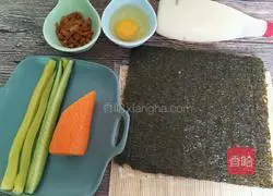 Illustration of how to make meat floss and seaweed rolls 1