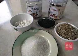 Illustration of how to make five-nut mooncake filling 1