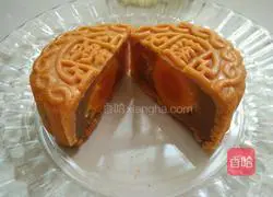 Illustration of how to make egg yolk and lotus paste mooncakes 20
