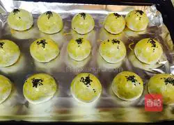 Illustration of a simple version of egg yolk mooncakes 16