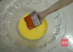 Illustration of how to make egg yolk and lotus paste mooncakes 14