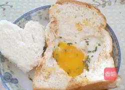 Illustration of how to make heart-shaped egg toast 4