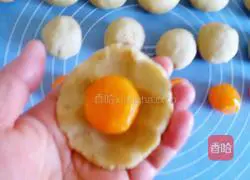 Illustration of how to make lotus paste and egg yolk mooncakes 8