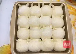 Illustration of how to make kitten squeeze buns 8