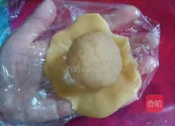 Illustration of how to make lotus paste and egg yolk mooncakes 7