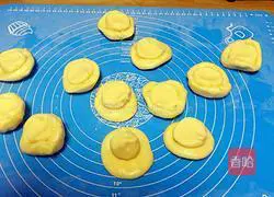 Illustration of how to make puff pastry mooncakes (egg yolk and bean paste filling) 4