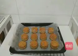 Illustration of how to make mooncakes with five kernel fillings 18