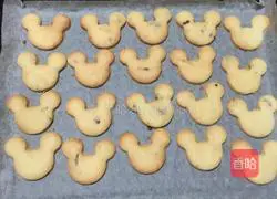 Illustration of how to make cranberry-shaped cookies 7