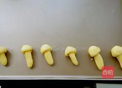 Illustration of how to make mushroom biscuits 9