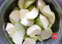 Illustration of how to make poached egg and zucchini toast 2