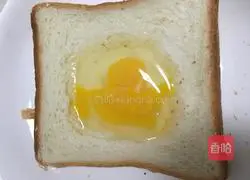 How to make egg cheese toast Illustration 2
