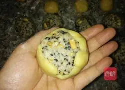 Illustration of how to make five-nut mooncakes 2