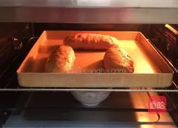 Illustration of how to make soft European buns with red dates and wolfberry 12