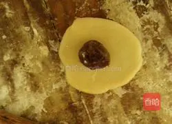 Illustration of how to make puff pastry mooncakes with electric baking pan 5