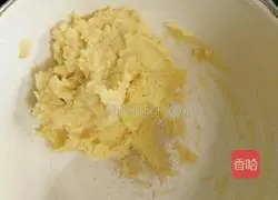 Illustration of how to make lotus paste and egg yolk mooncakes 1